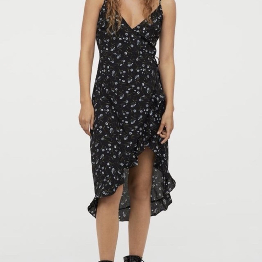 ✨ H&M Divided Black Wrap Dress Women's Size 2 Floral‎ Pattern
